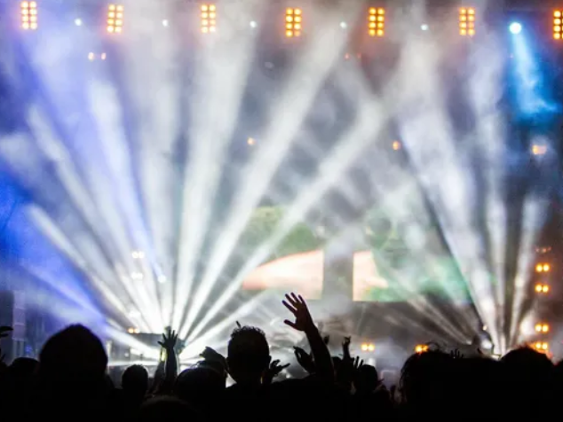 DJ set con luci del club