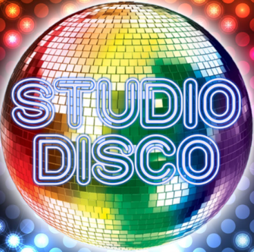 Folla davanti a un palco al tramonto