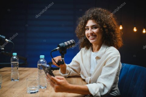 Ascoltatori con cuffie che seguono la web radio da smartphone