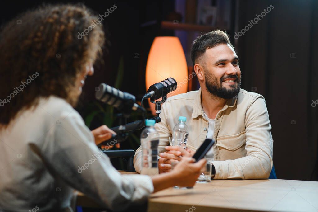 Speaker durante un programma sponsorizzato